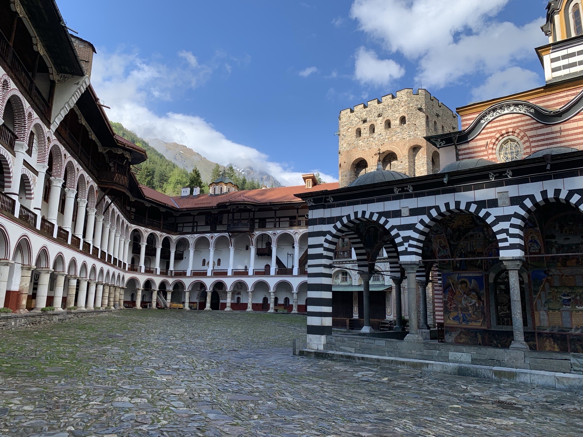 【世界遗产-里拉修道院】位于巴尔干半岛最高峰里拉山的里奥斯卡山谷中，距保加利亚首都索菲亚约60公里。
