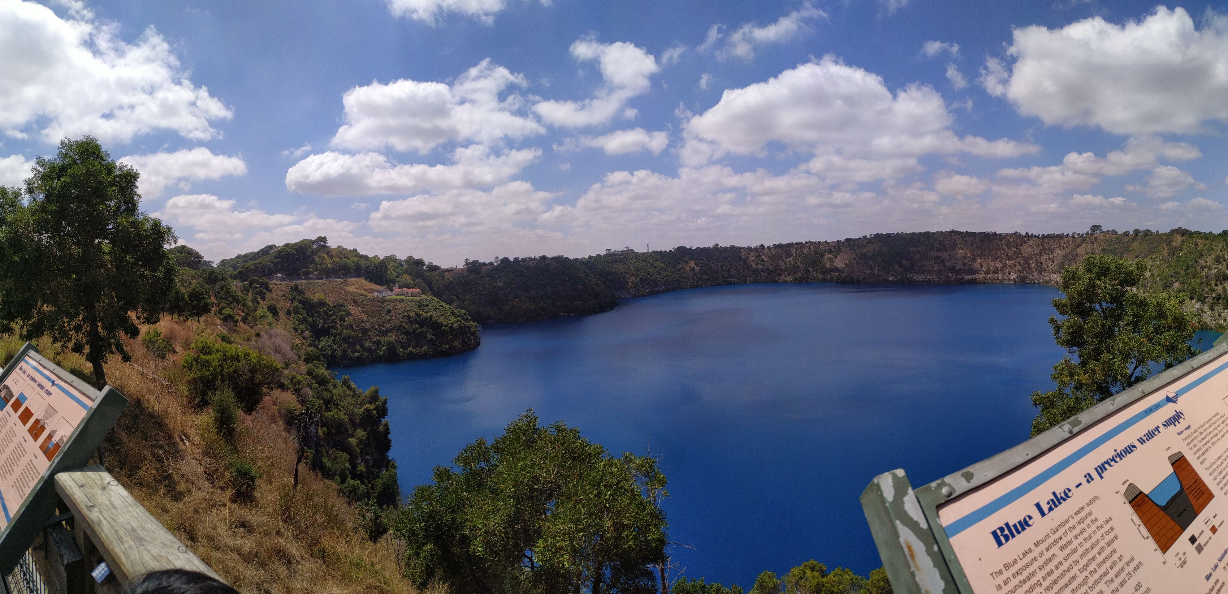 澳大利亚南澳的蓝湖在夏天会非常漂亮，蓝的像美丽的宝石。边上的双子湖似的湖泊则是绿色的。那里还有著名的