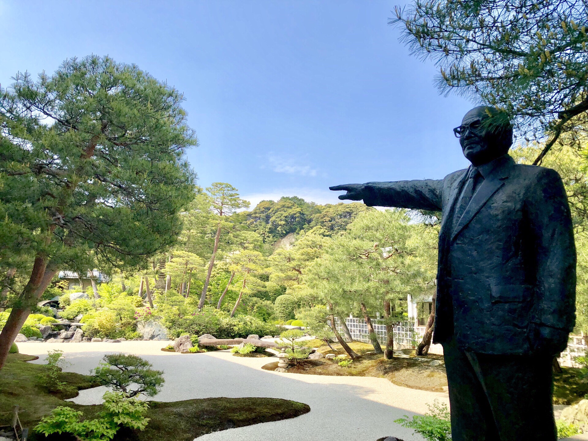 岛根县安来市足立美术馆，是日本国内最大的庭园。是日商足立全康建立。自2003年以来，在美国的日本庭园