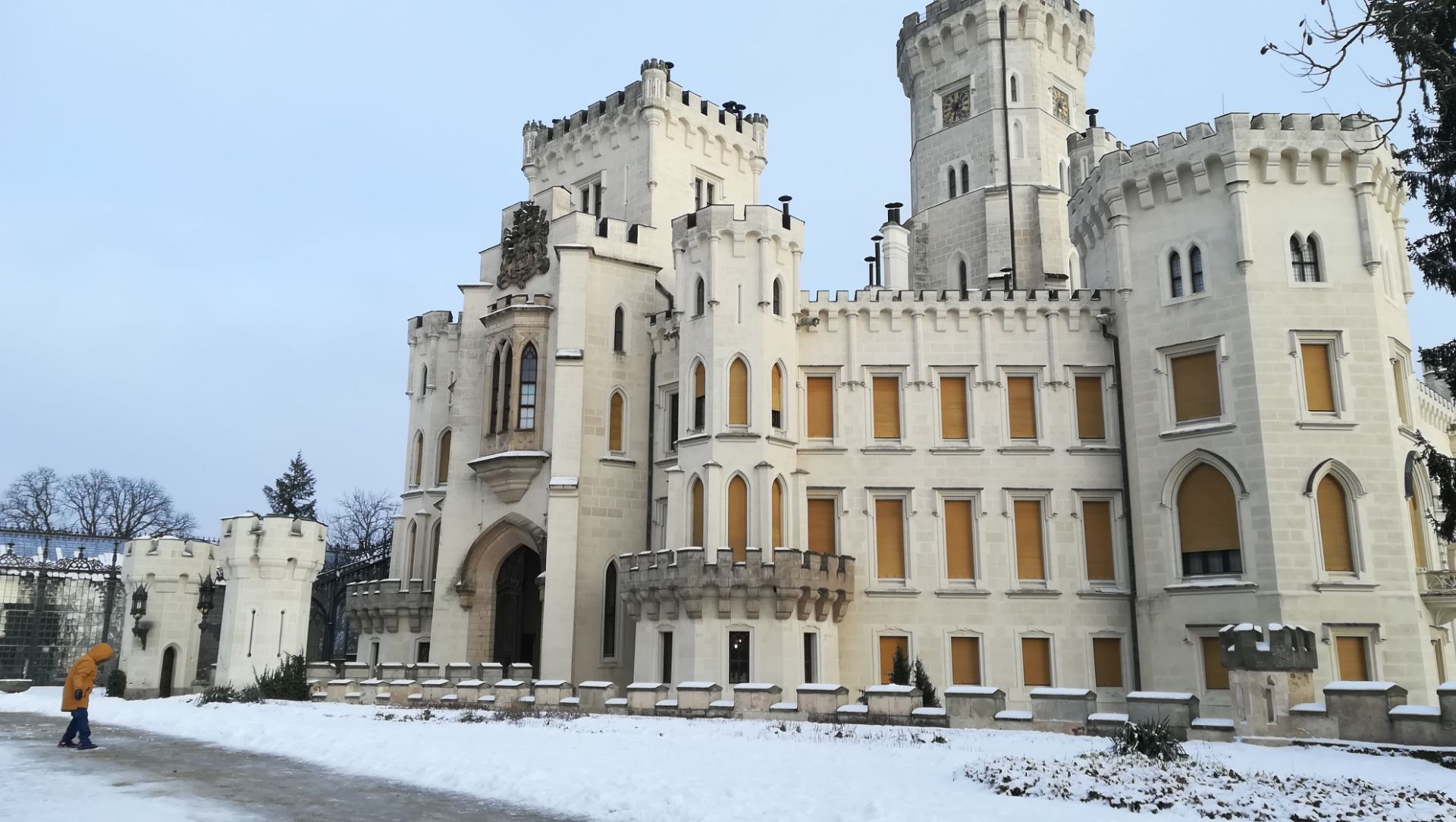 白堡就是赫鲁博卡城堡，位于南捷克首府布杰约维采附近的一座小山上，最初建造于十二世纪末，17世纪时德国