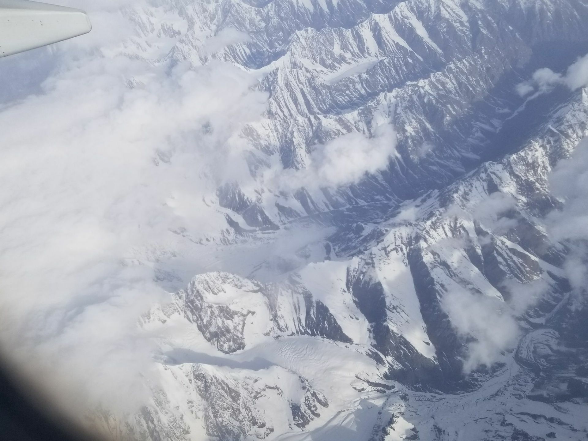 都说新疆好地方，有雪山，隔壁，沙漠，最美的山水画，一点风沙太大了。