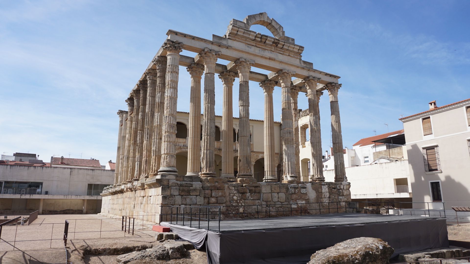 古镇梅里达保留着古罗马时期的戴安娜神庙及罗马剧院等众多历史遗迹