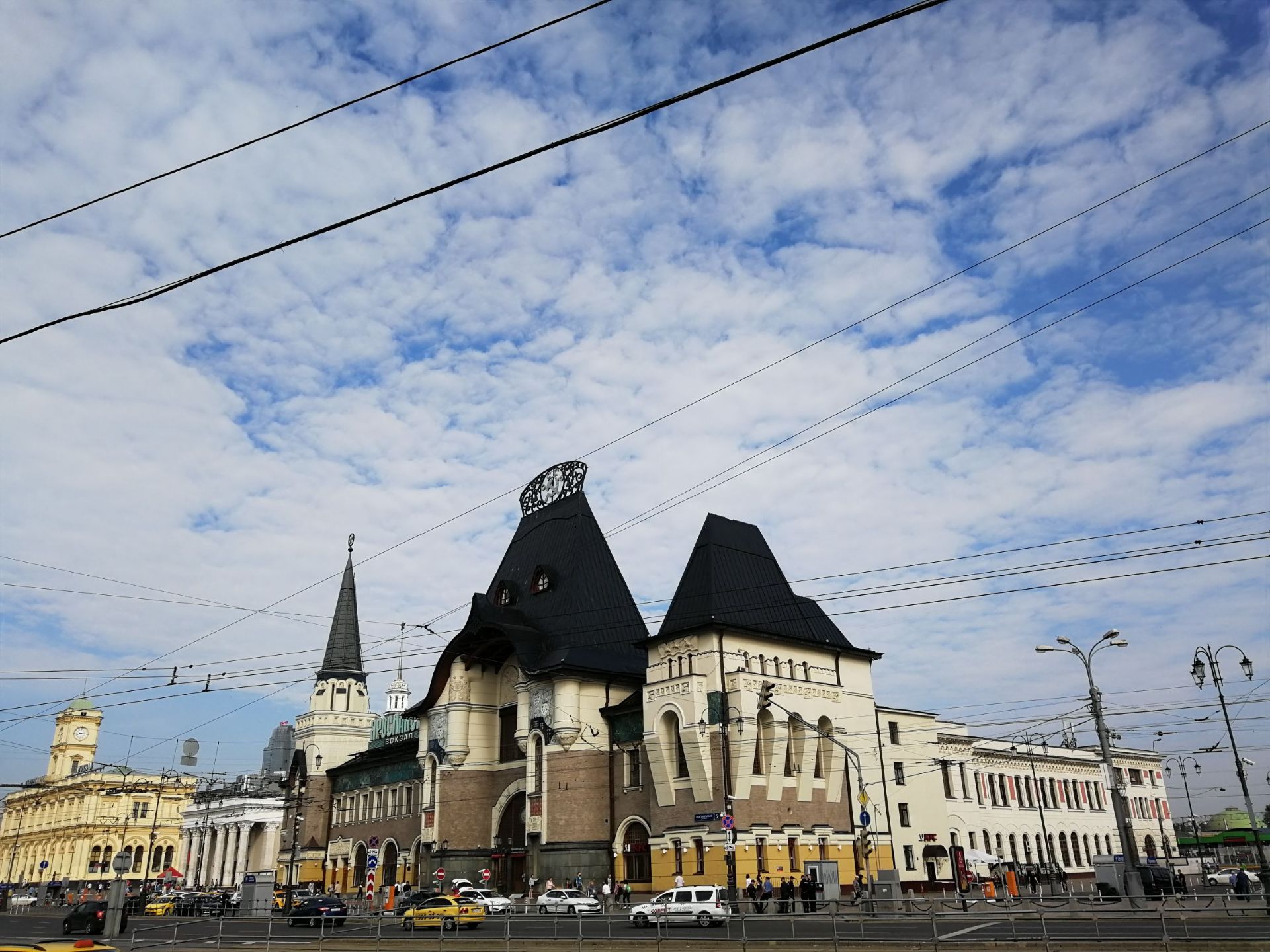 该站建于19世纪60年代，距今150年的历史，被认为是莫斯科最美丽的火车站。该站的火车主要通往雅罗斯