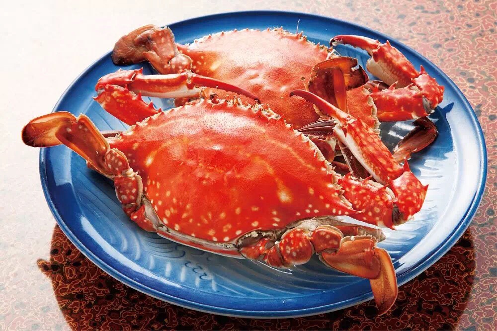 人间美味 · 竹崎蟹和竹崎牡蛎  竹崎蟹是佐贺独特的美味， 夏吃雄蟹冬品雌蟹一直是佐贺人所钟爱的。 