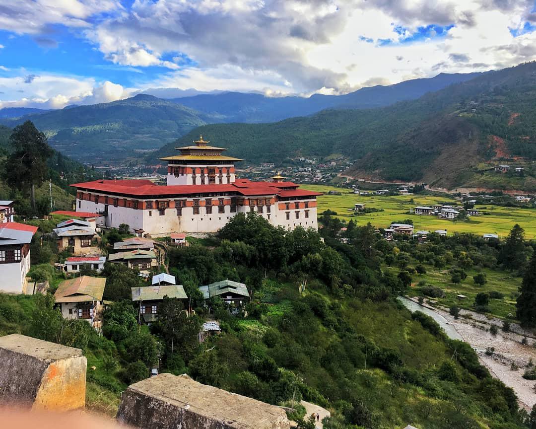 来不丹不要错过的堡垒上的珠宝堆   『一起欣赏建筑的美』  堡垒的前面有一条碧绿清澈的河流穿过，听着