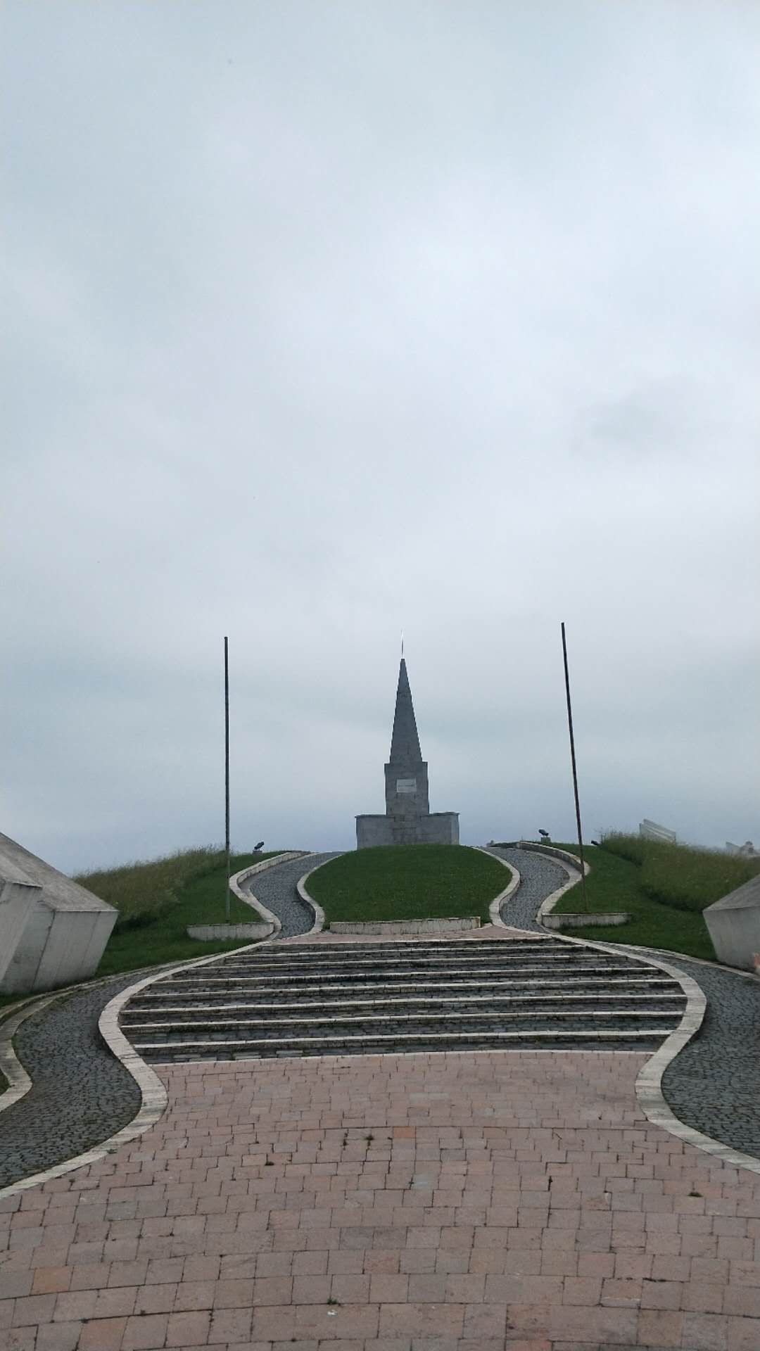 乌日策  二战纪念碑。 当年铁托在此建了个“乌日策共和国“，反抗德国纳粹。