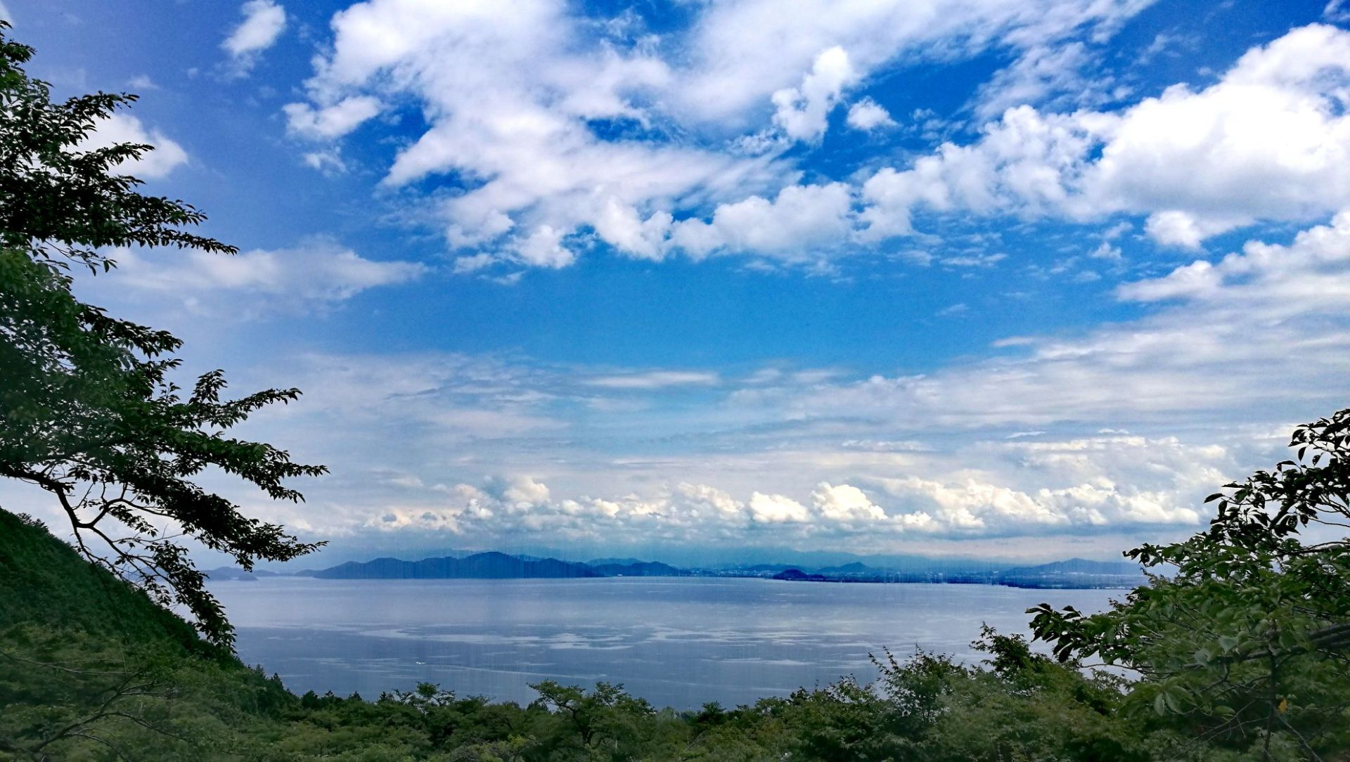 从山顶俯瞰琵琶湖，体验阳光与雾的交替