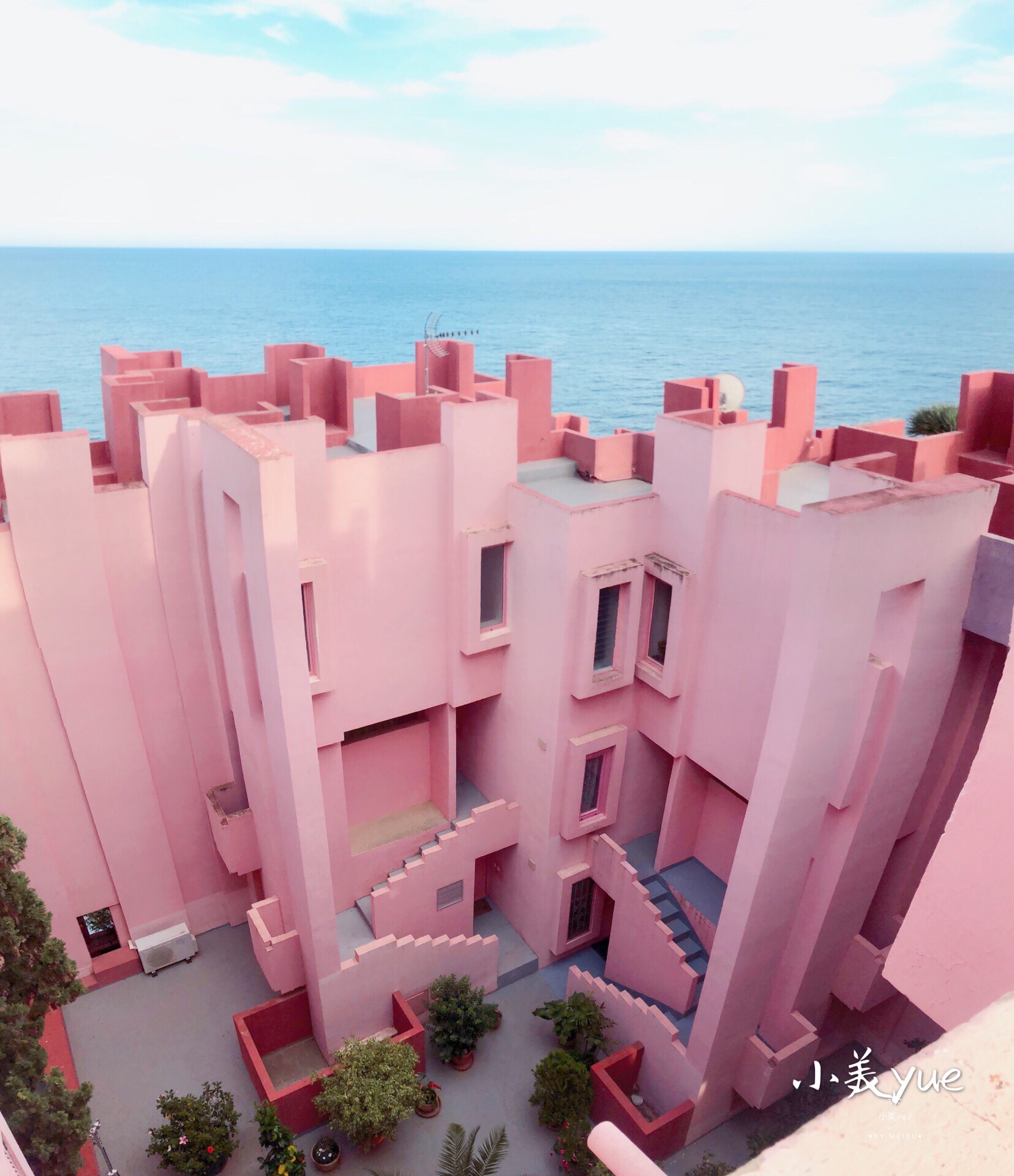 打卡西班牙网红建筑：现实版纪念谷碑 Muralla Roja以粉红色为主调，有深粉和浅粉，里面还搭配