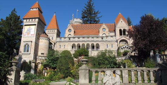 镶嵌在花园里的古堡 用花园城堡来形容匈牙利 塞克什白堡Bory Castle一点都不为过。这次去匈牙