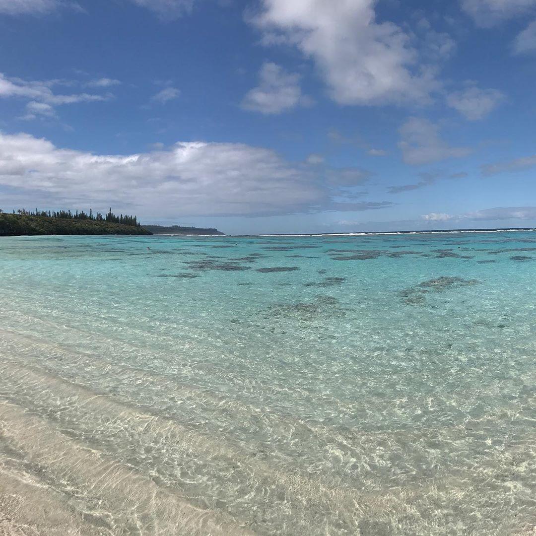 听说夏天除了冰镇西瓜，还有沙滩哦  又是一个炎热的夏日，我们的家庭旅游又到了时间，这次我们选择了Ye