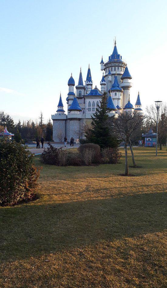 土耳其的世界童话乐园 埃斯基谢希尔的Sazova Park是一个美丽的公园，有四个季节，非常靠近市中