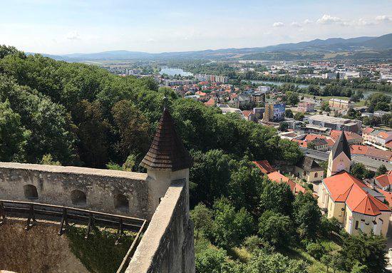 具有独特地理位置的特伦钦城堡  斯洛伐克，关注国外历史的朋友，一定不会陌生，由于地理位置的特殊性，从