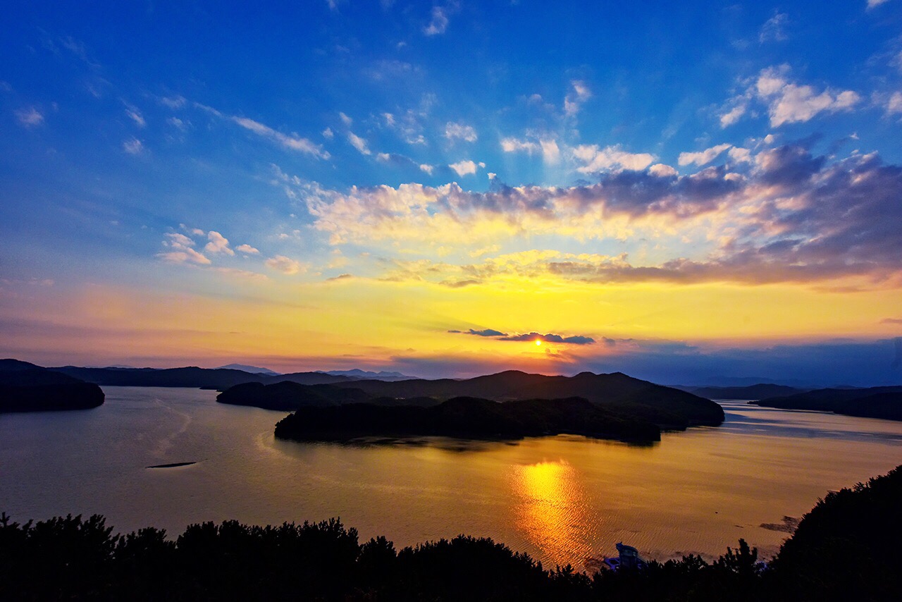 位于韩国西部的晋阳湖，是镜湖江和德川江交汇而成的湖泊，也是到晋州旅行定不可错过的美景。我们到的时候是