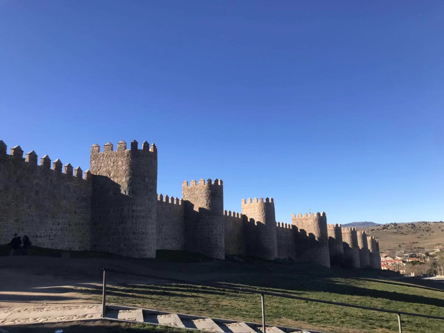 阿维拉古城墙建于11世纪，是该城市中最主要的历史见证。阿维拉的城墙应该是西班牙各古城中最著名、最雄伟