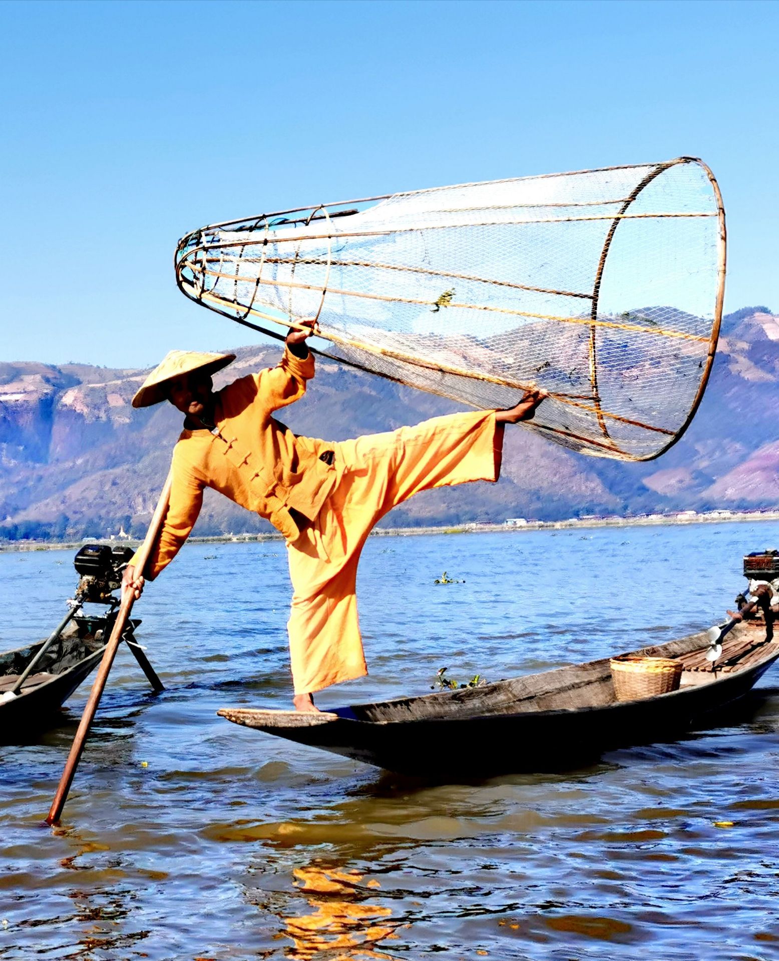 茵莱湖游船，船老大会带着你去沿湖的 🏞【目的地攻略】 🧳行前准备：  🚗交通攻略：飞机  🛏酒店信息