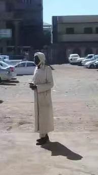 苏丹首都喀土穆，我们入住的宾馆门前，一个老人孤独地站立着。我走过去，给他2元苏丹镑，让他买个面包吃。