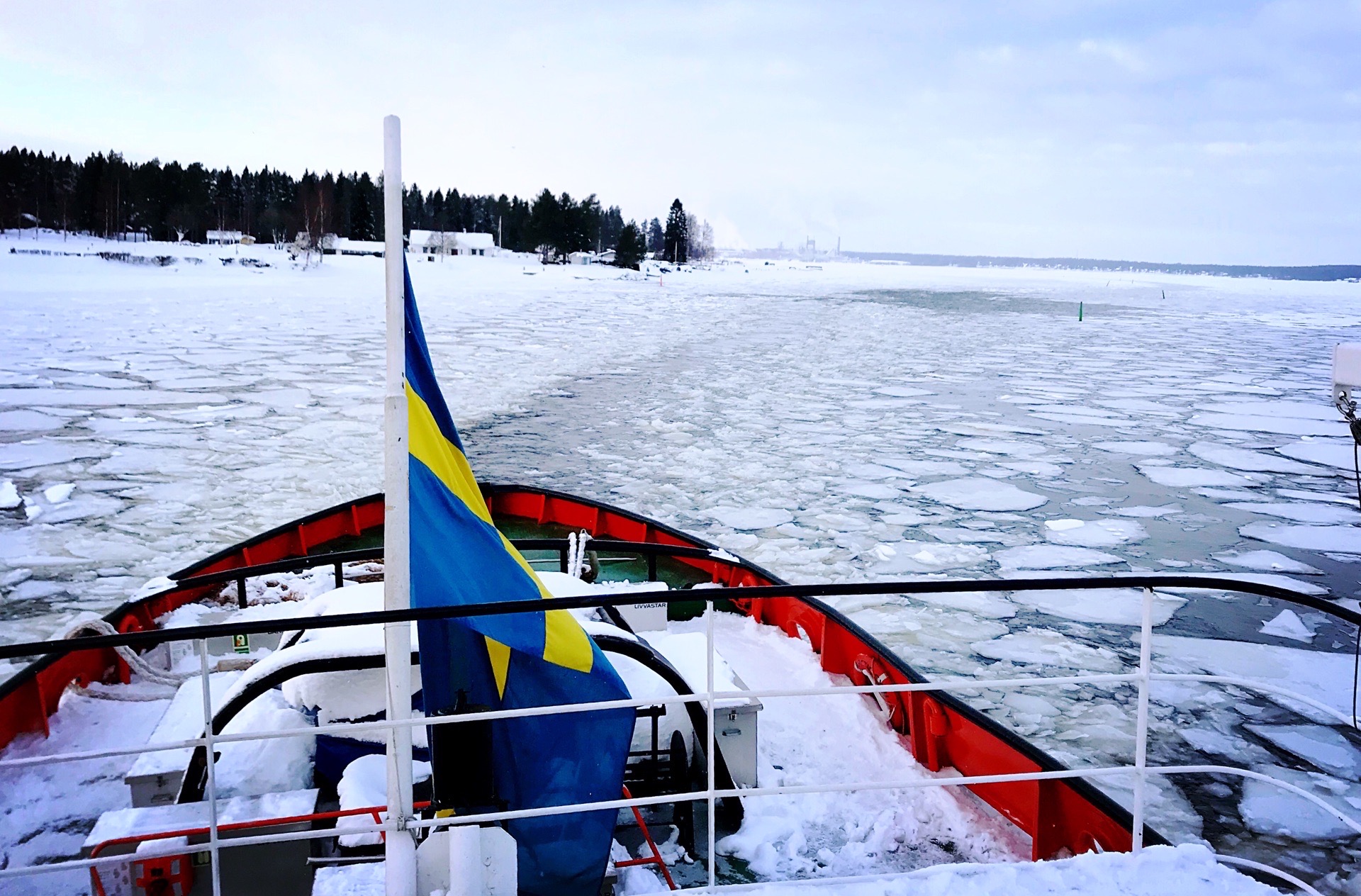 坐个破冰船 到冰冻的波罗的海间当一回“小龙虾”？哈哈哈哈船员用线拉着我们，我们换上了轻盈一体的漂浮衣