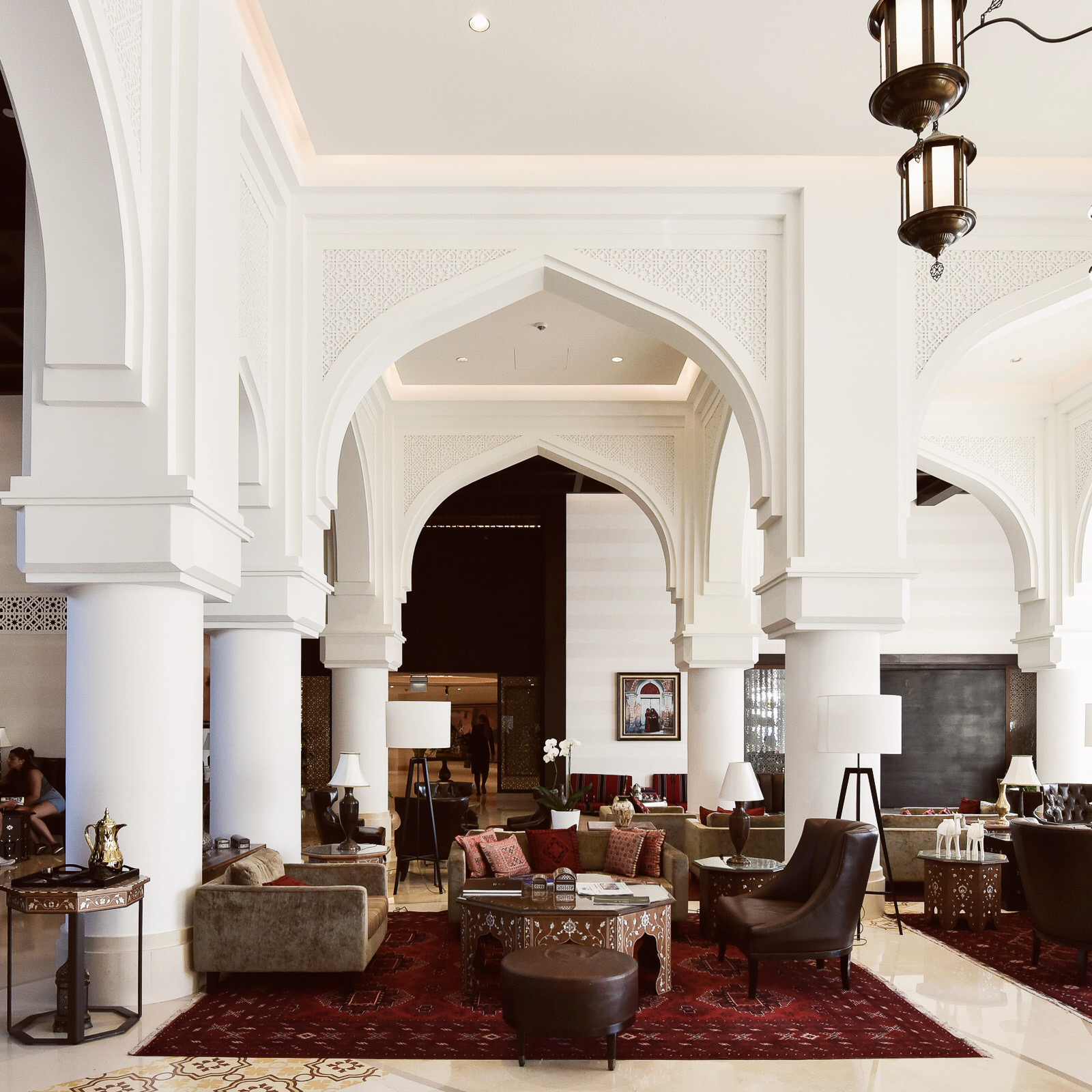 入住亚喀巴的Al Manara A Luxury Collection，早餐在地面层大堂边的这家餐厅