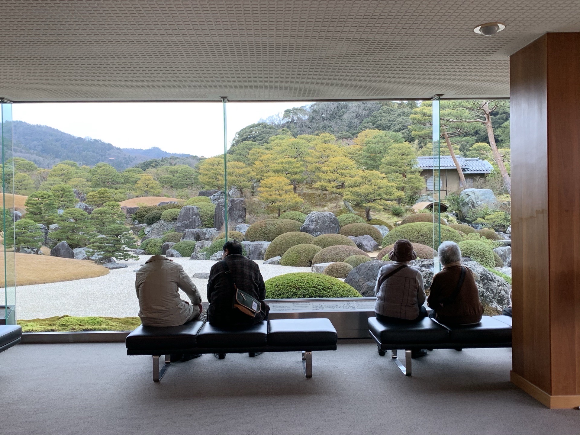 足立美术馆是很有名的，在房间内，隔着玻璃窗看日本园林，据说是创立人根据日本名画布园。这次去从松江坐j