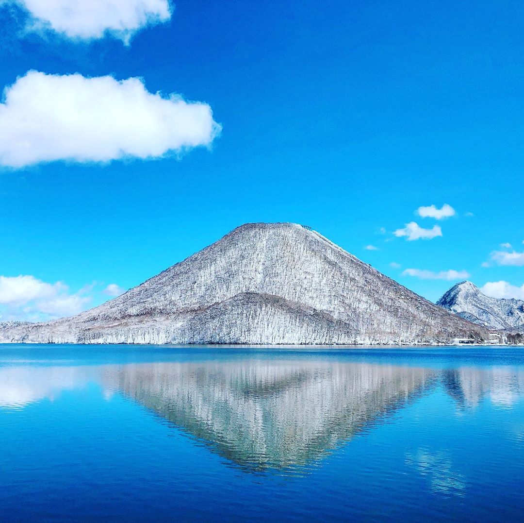 头文字D动漫迷必去的实景地◎榛名山榛名湖 榛名山是该地区的最大地标，隶属上毛三山之一，作为一座火山，