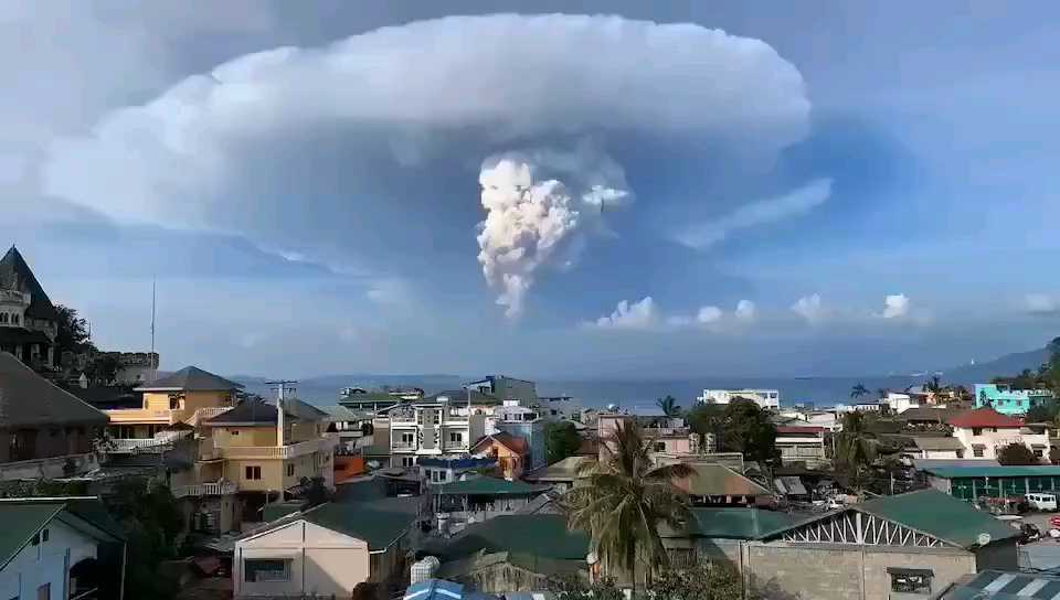 这个是，2020年1月12日在菲律宾PG岛拍摄的塔尔火山爆发。 世界上最矮的活火山是菲律宾吕宋岛上的