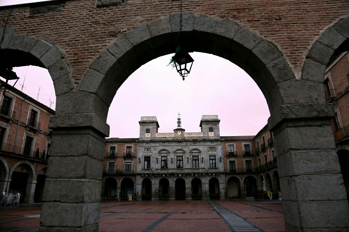 阿维拉的市政厅已经有400多年的历史，是一座有着非常明显的西班牙风格的建筑，在市政厅的门前是一个非常