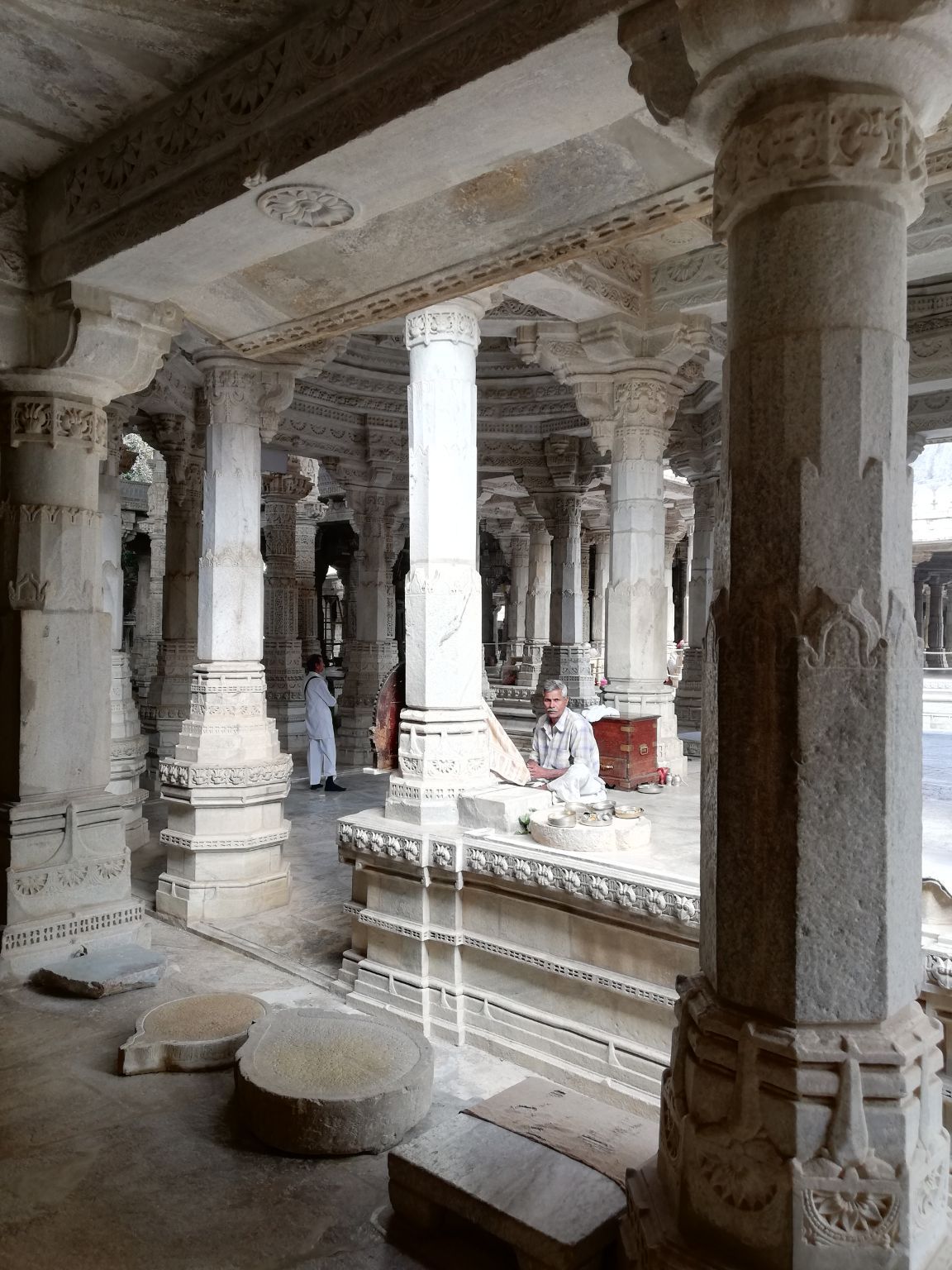 印度•千柱神庙 印度的千柱神庙，里面的柱子，一千多根，每个柱子上面的雕刻，没有一个是一样的，每根都美
