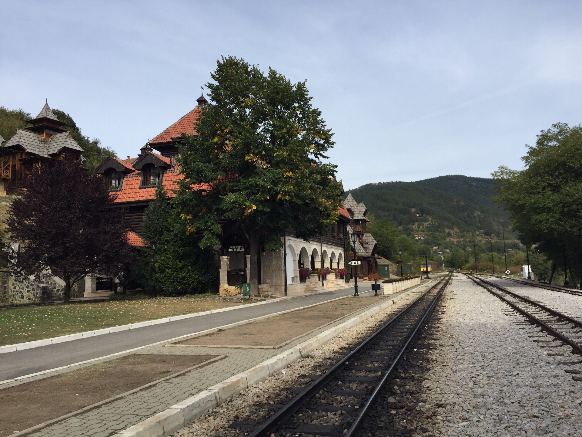 木头村附近的8字小火车车站很美，设施完备。