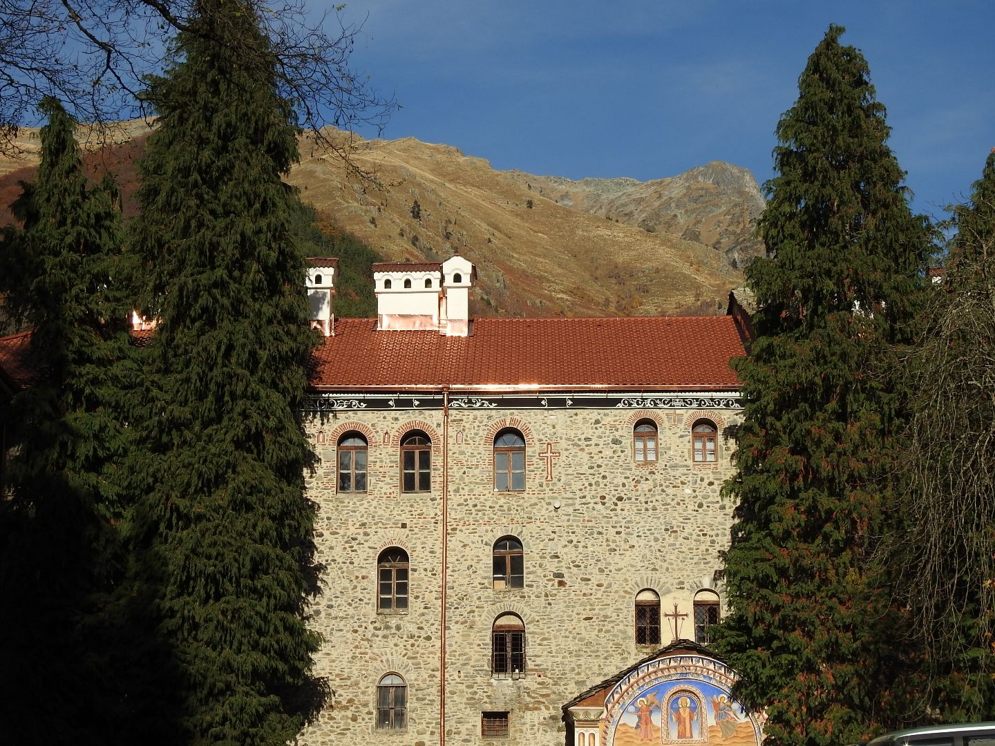 保加利亚里拉修道院，建于公元10世纪，19世界因火灾重修，1983年列入世界文化遗产。