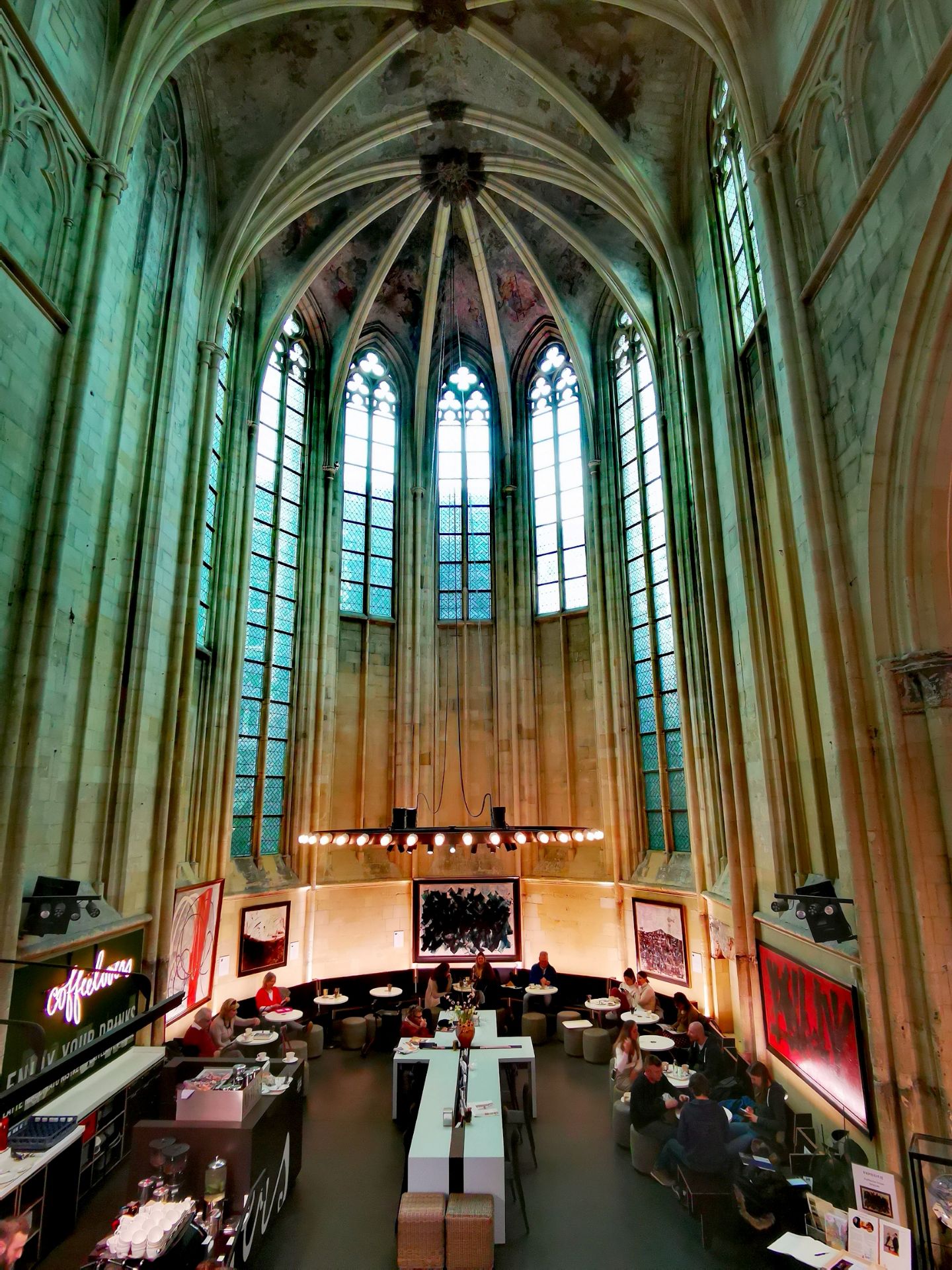 不是颜值最高，就是历史最长咯？ 马斯特里赫特（Maastricht）的书店，建于1294年，它的前身