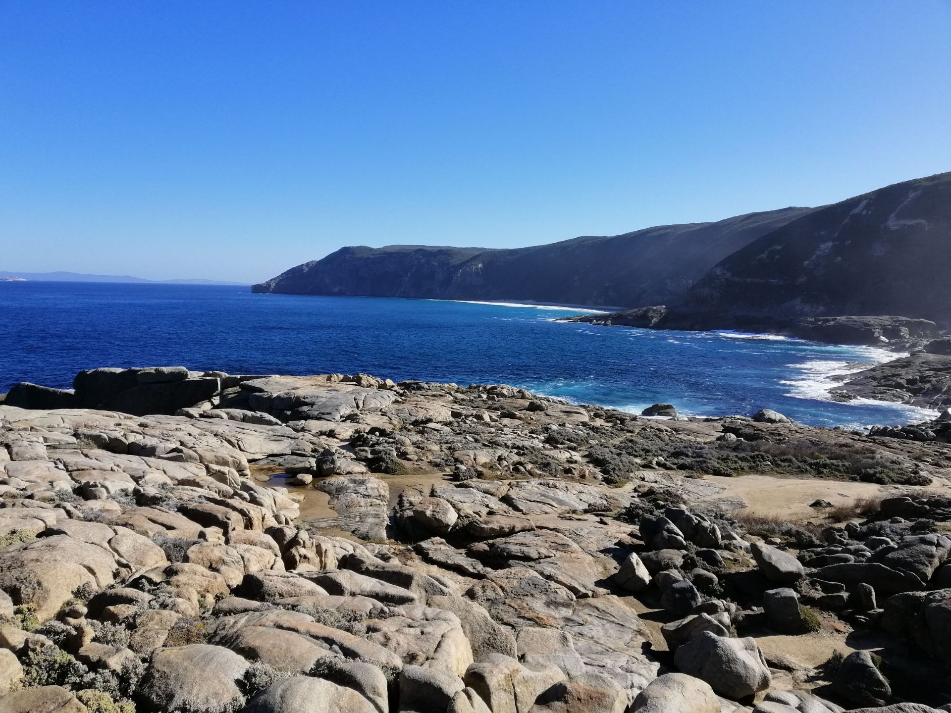 来看这自然界的美景，一生无憾！来听海浪打在岩石上，发怒吼的声音，雄伟，壮观。蓝天蓝海，连成一片，不知