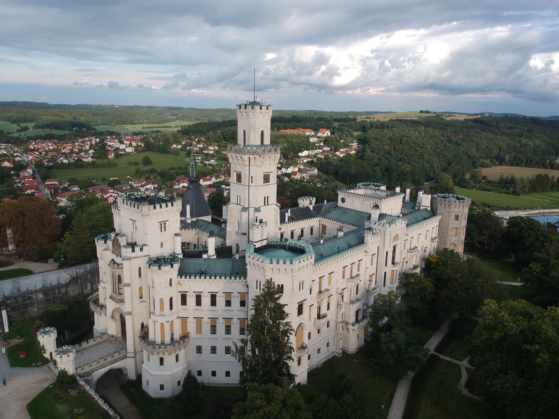 捷克乡下的城堡，在隔壁卖明信片的地方看到一张飞上去的全景，赶紧带着无人机飞上去咔嚓一张，效果果然没的