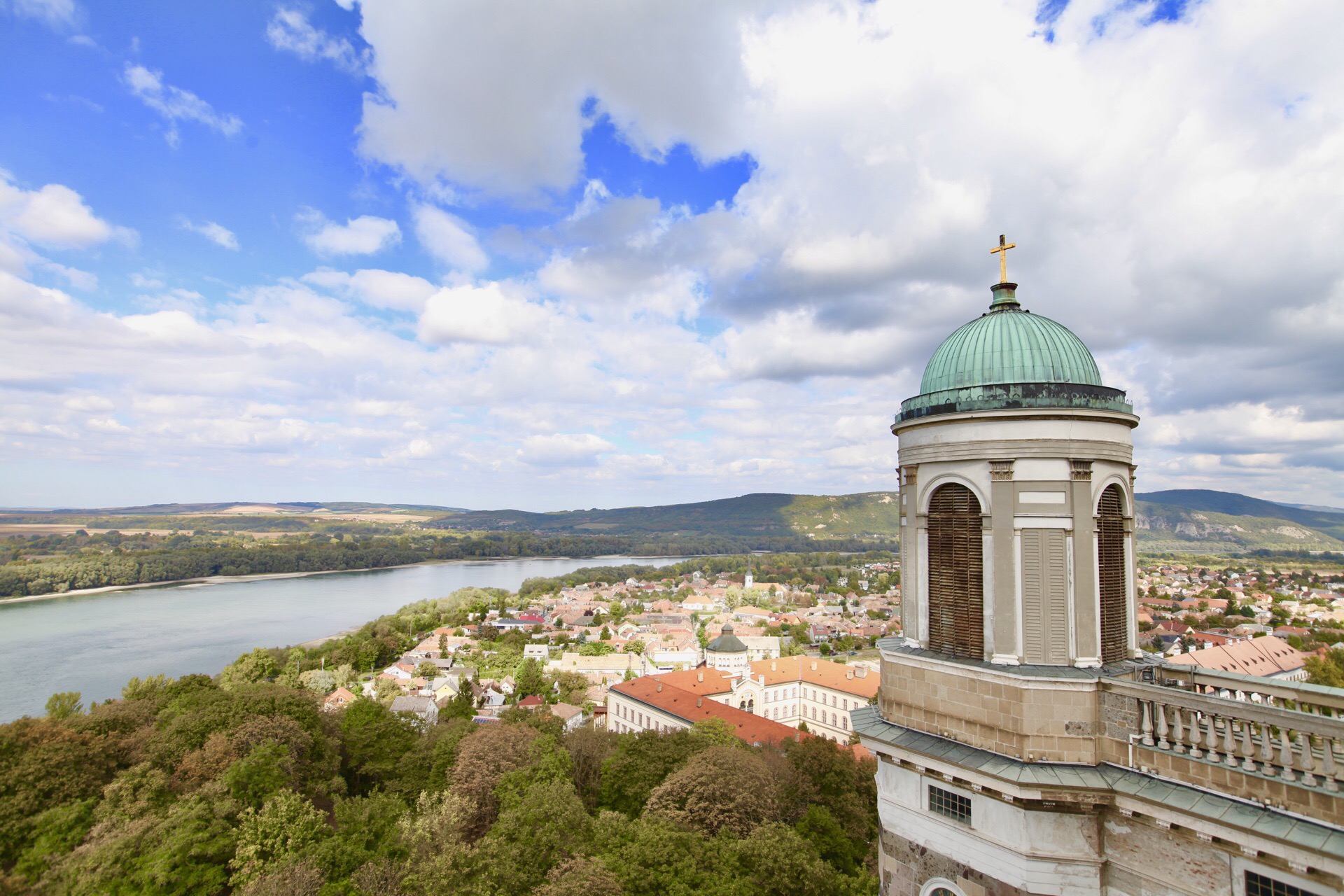 埃斯泰尔戈姆镇在布达佩斯的西北五十公里。从10世纪直到13世纪中，埃斯泰尔戈姆是匈牙利的首都，原本是