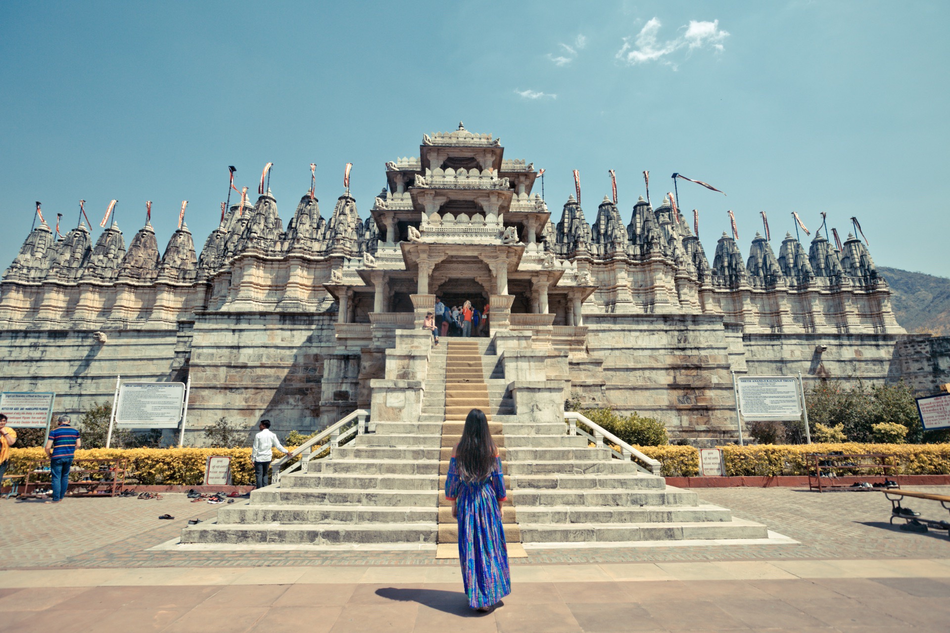 让人惊叹的千柱寺 Ranakpur千柱寺位于焦特布尔和乌代布尔之间，是印度最大、最重要的蓍那教神庙。