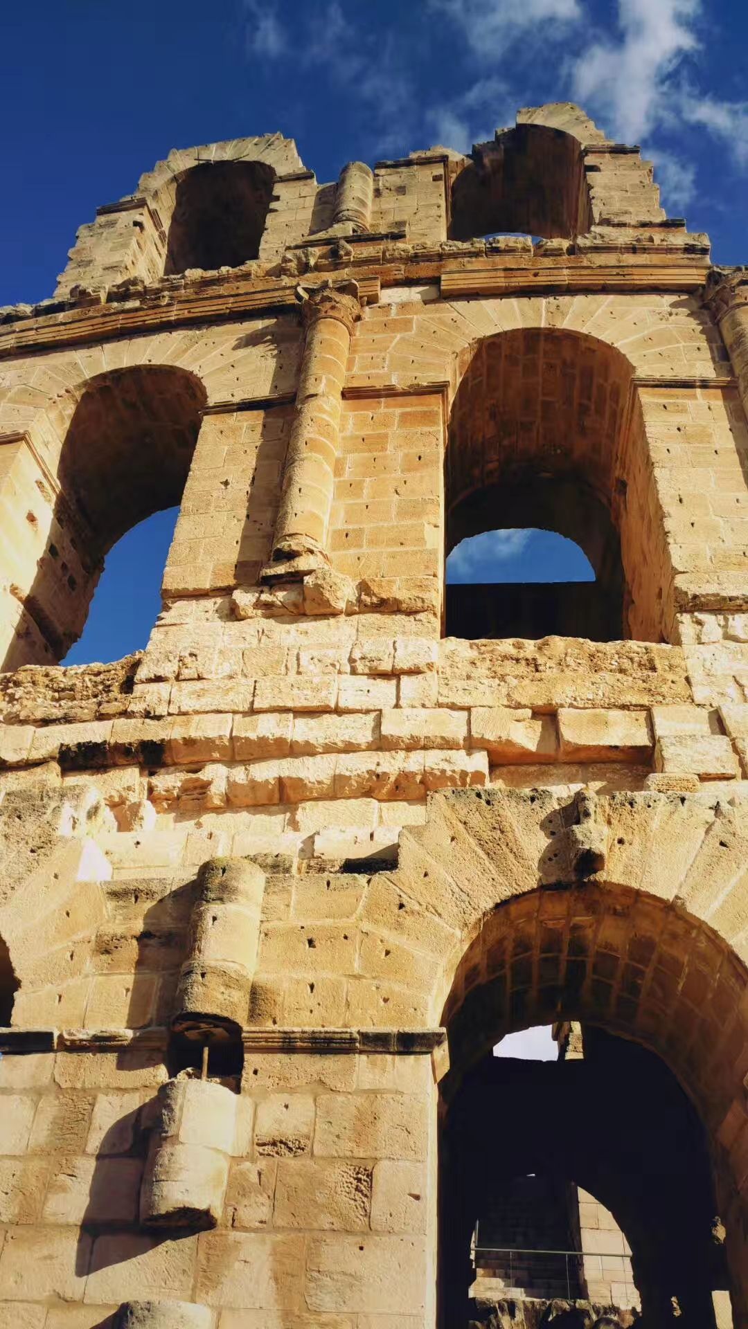 突尼斯的埃尔杰姆斗兽场是古罗马三大斗兽场之一，比罗马的斗兽场晚建一百多年，建成时可以容纳8万人，至今