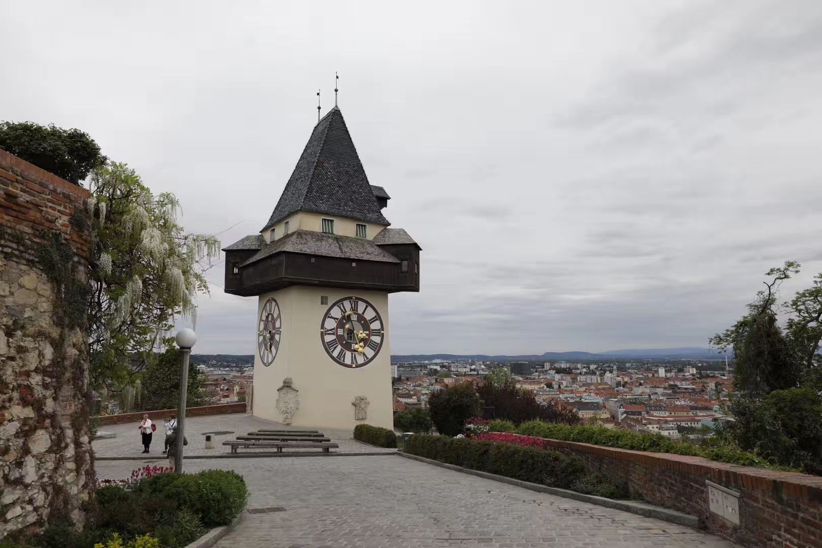 奥地利格拉茨 格拉茨，这座文艺复兴的城市是中欧保护最完善的古城。城中受到意大利风格影响的建筑，洋溢着