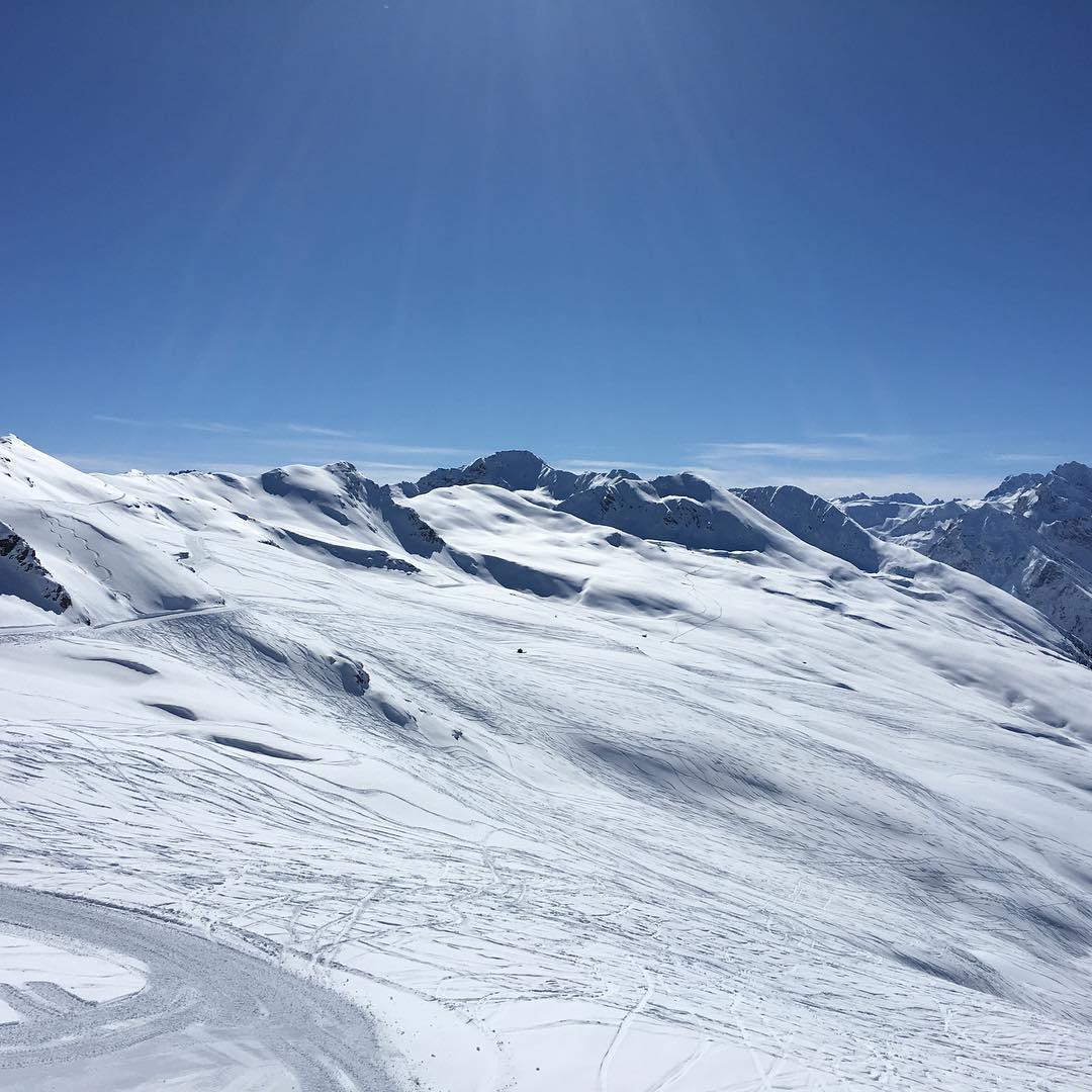 冬日太无趣？一起去滑雪吧！  一说起雪景，脑子里就浮现阿尔卑斯的雪山，柔软的草地，广袤无垠的滑雪场。