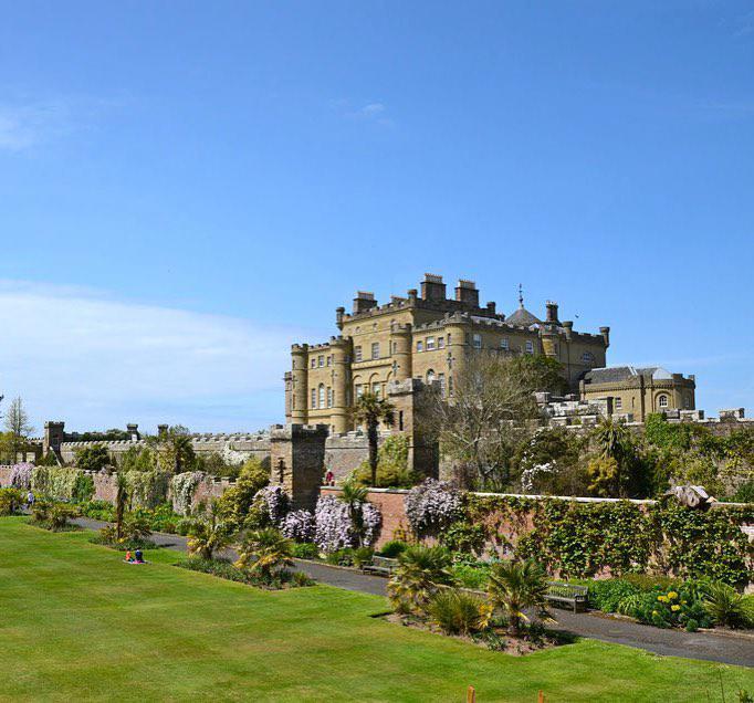 在卡尔津城堡和国家公园的一次难忘的旅行 坐落在苏格兰艾尔的卡尔津城堡和国家公园建造在18世纪，它建造
