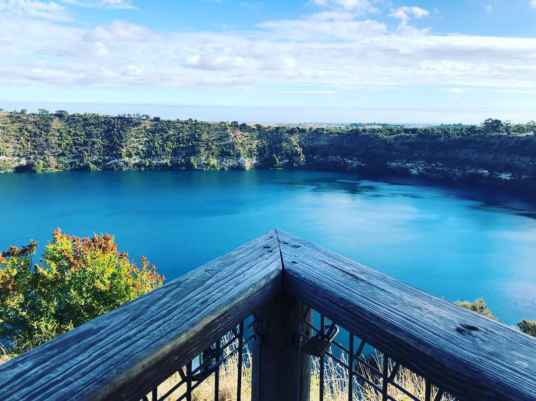 最神奇的蓝湖—随季节变色的蓝湖     🌋蓝湖是死火山的低平火山口的一个小火山湖，每年的12月到3月