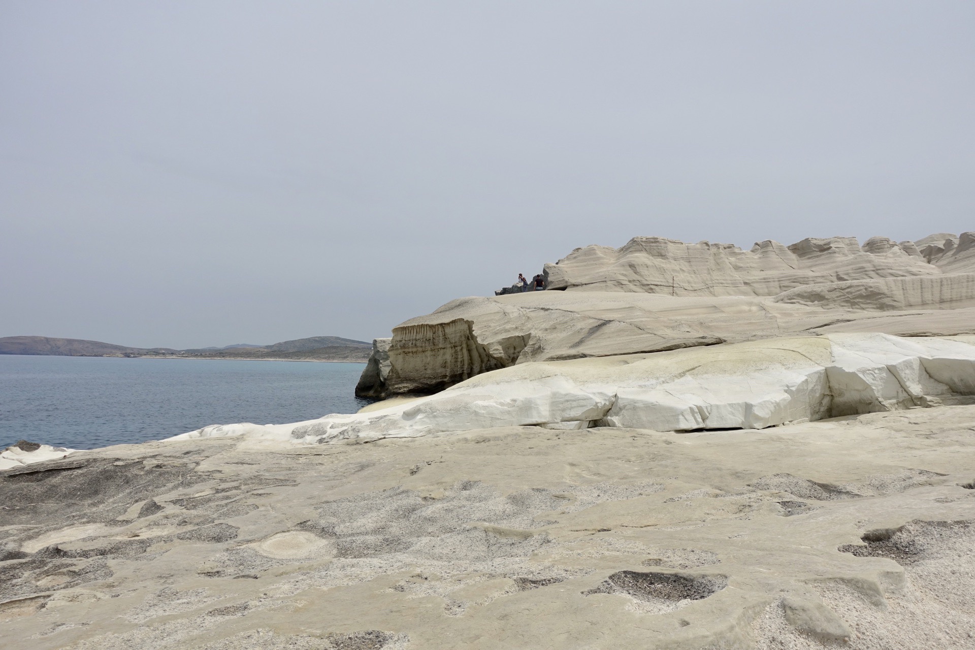 仿佛月球表面一般连绵起伏的纯白岩层•莎拉基尼可海滩~希腊米洛斯岛(Milos)☕️🍃～2019.5.