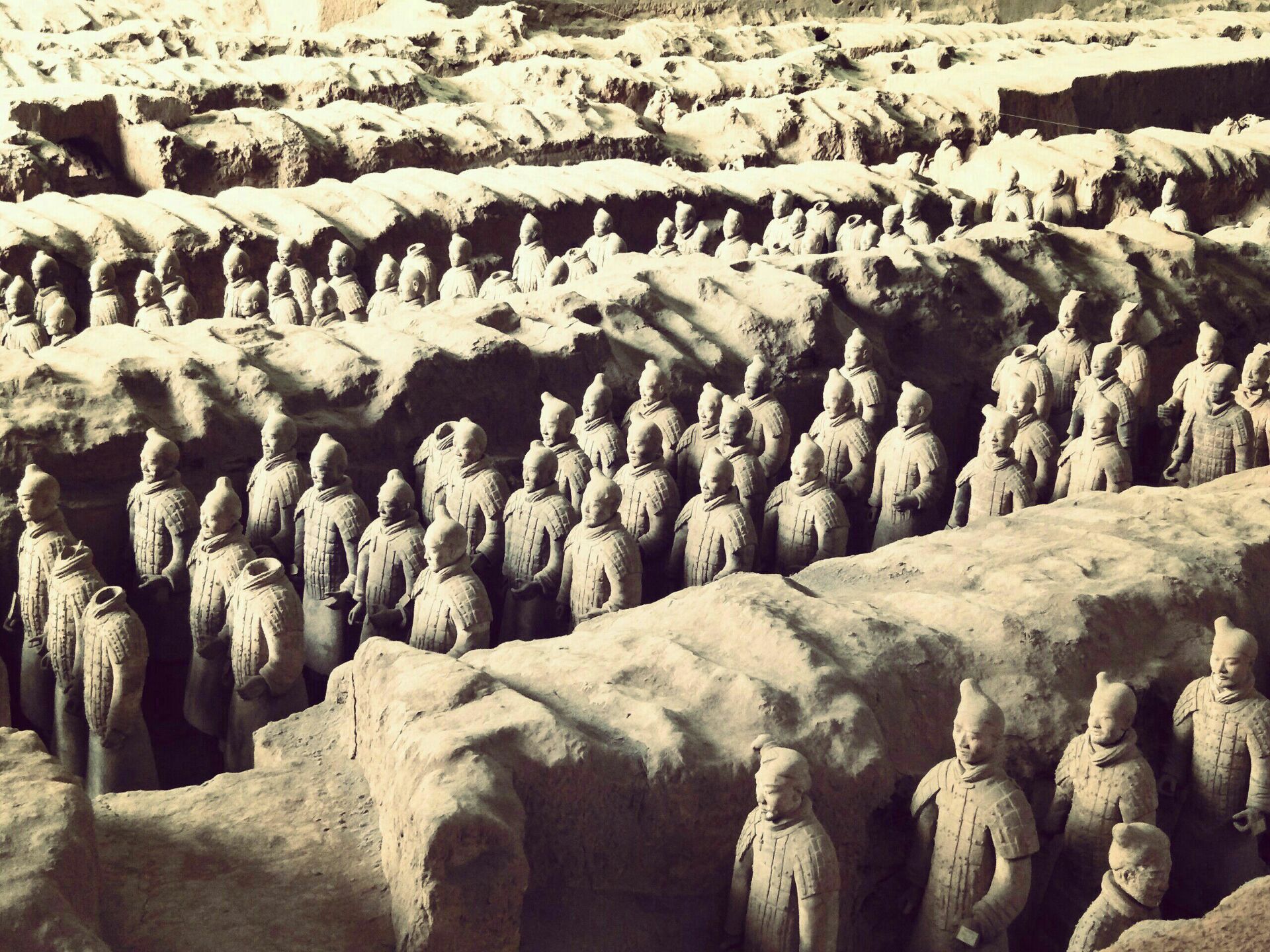 西安中国文明的开端之一，陆上丝绸之路的起点。历经十三个王朝的兴衰，其中周、秦、汉、唐在中国历史上写下