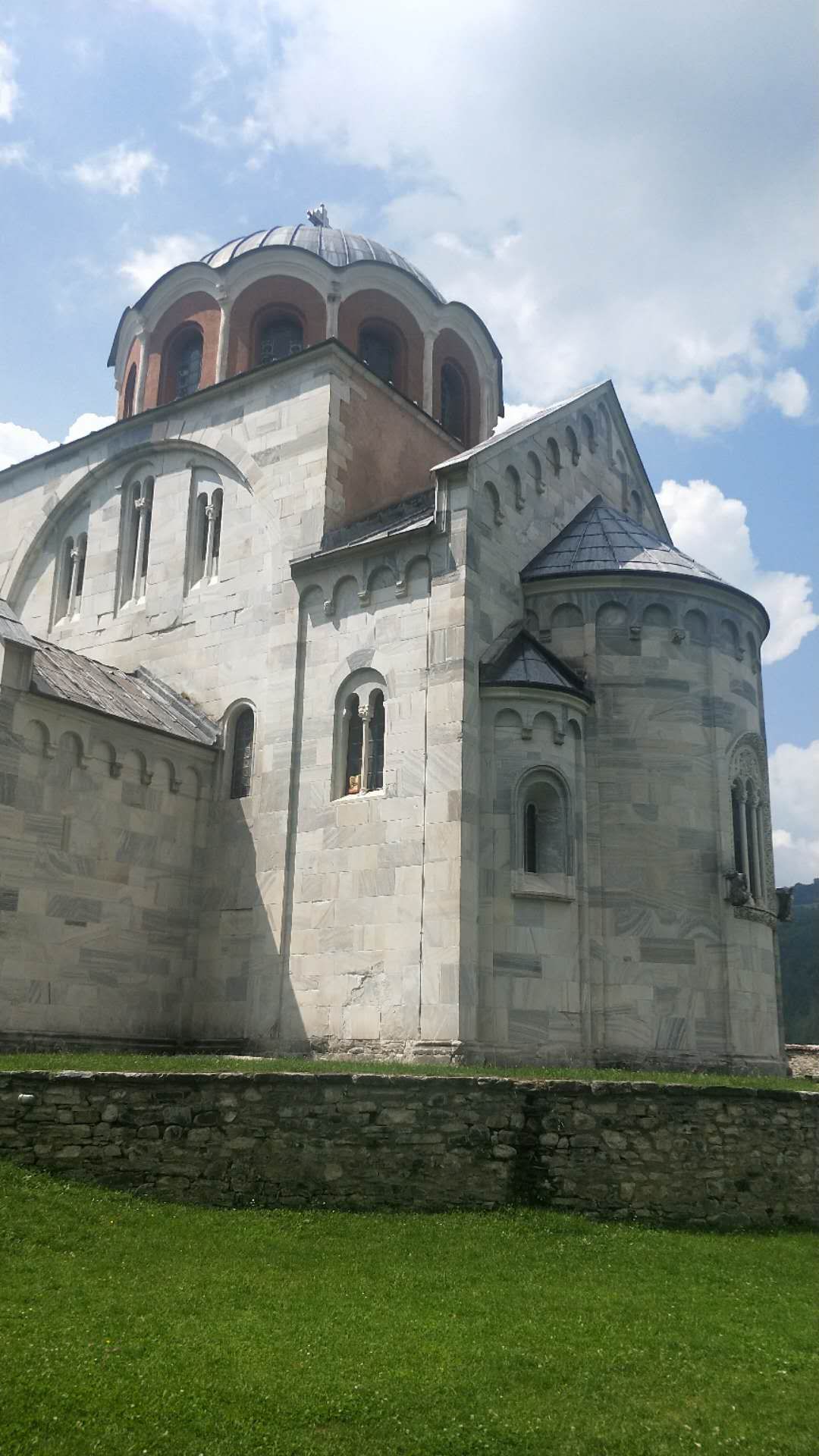 斯图代尼查修道院   12世纪的建筑。修道院本身是维修过的。 但护墙多为原状。    入了世界文化遗