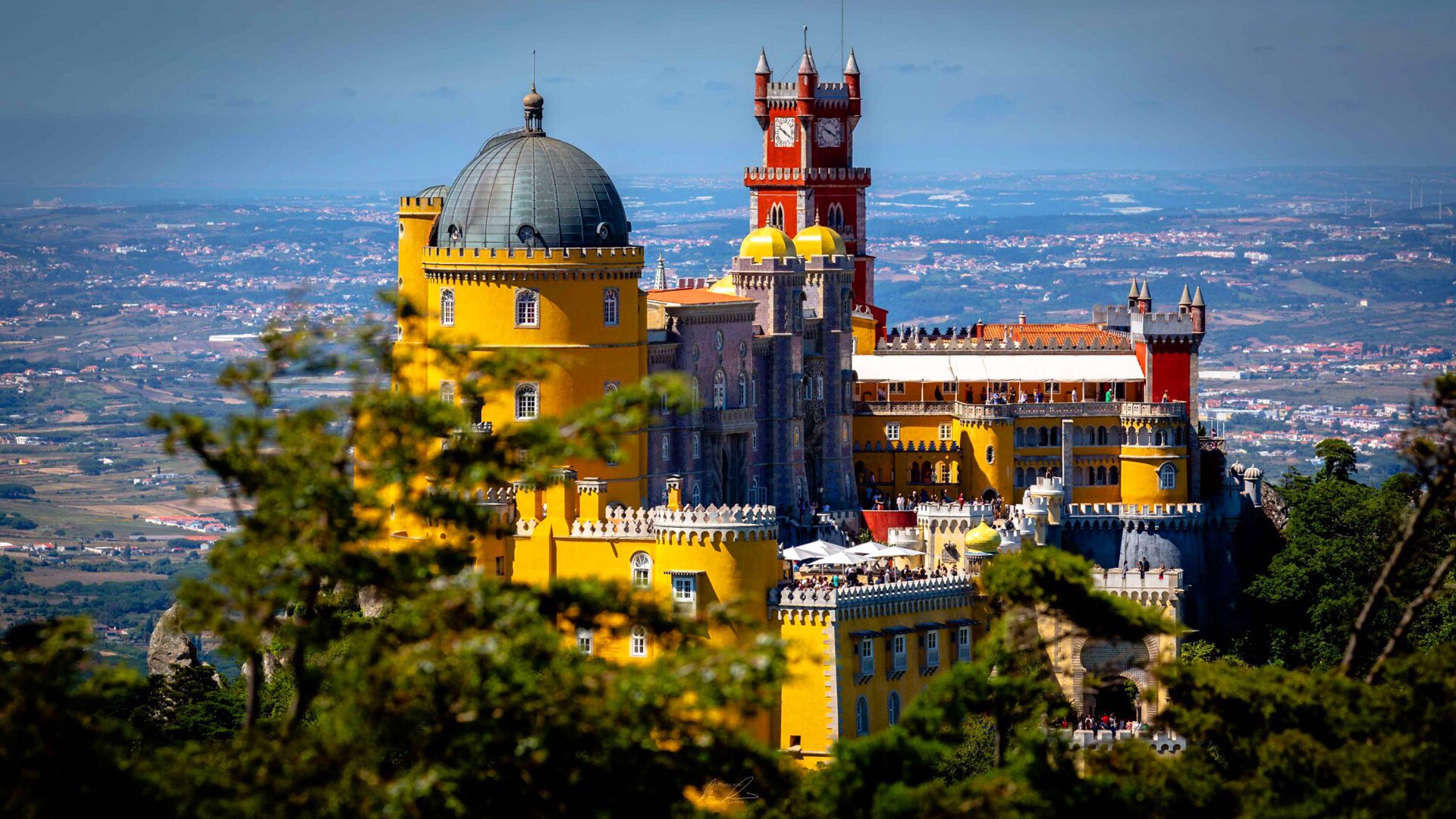葡萄牙成人版迪斯尼乐园，山顶上的彩色城堡，每年吸引数百万游客。在葡萄牙有一座城堡被戏称为成人版迪斯尼