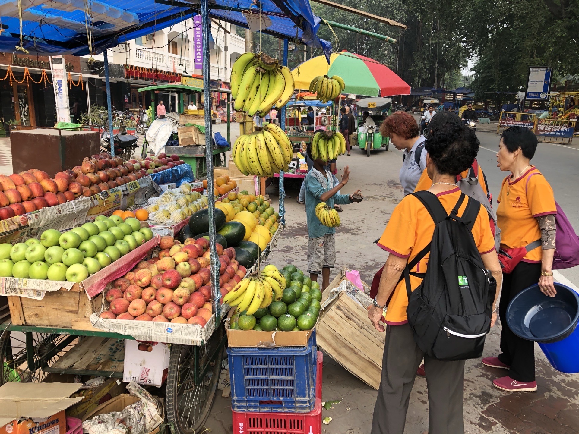 印度水果摊，东西还挺丰富的。