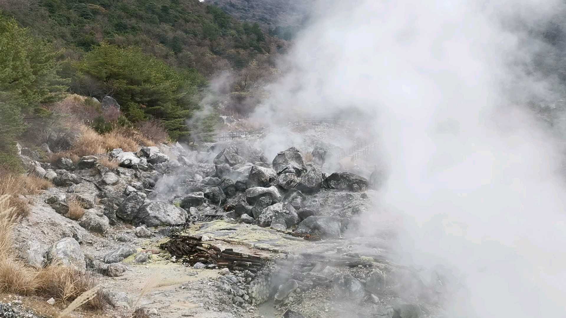 云仙地狱之所以被称为地狱，源自丰臣秀吉在这里将最早在长崎宣扬天主教的二十六圣人推入温泉中烫死，故有地