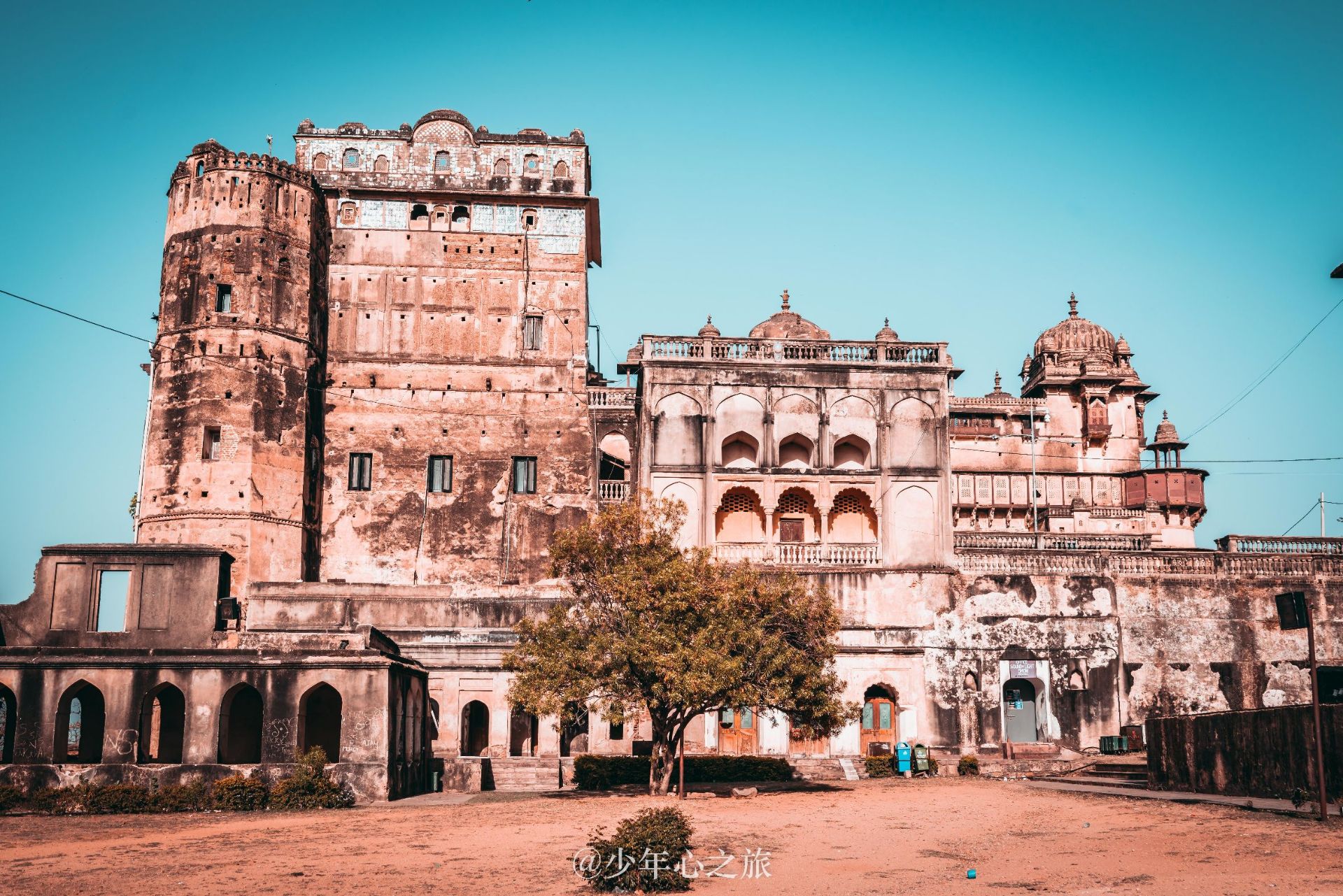 奥恰Raja Mahal｜宏伟大气的皇家宫殿 ✨✨✨ 这种宫殿是奥恰非常重要的建筑，地位和贾汉吉尔宫