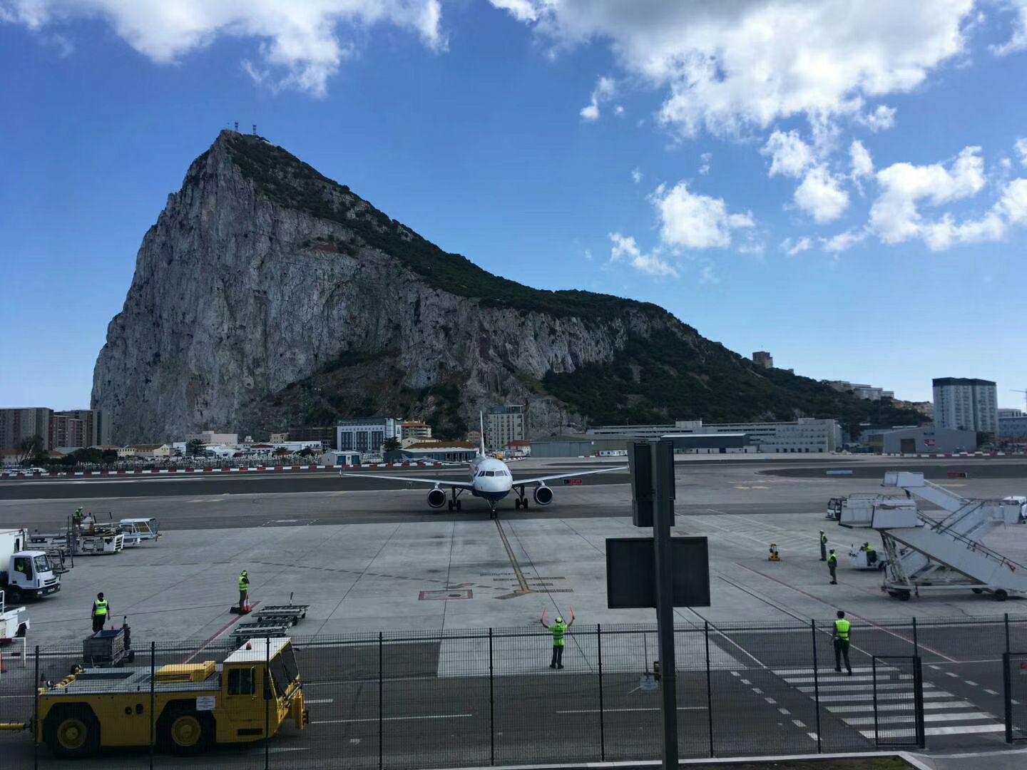 说到英属直布罗陀，最最最地标（没有之一）的景色就是下图这座东西横贯直布罗陀半岛的Gibraltar 