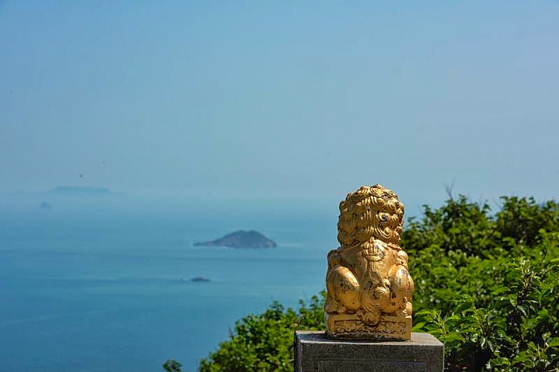 马祖列岛位于台湾海峡正北方，临近福建闽江口，与大陆只有一水之隔，为海运要冲。列岛共计三十六个岛屿、礁