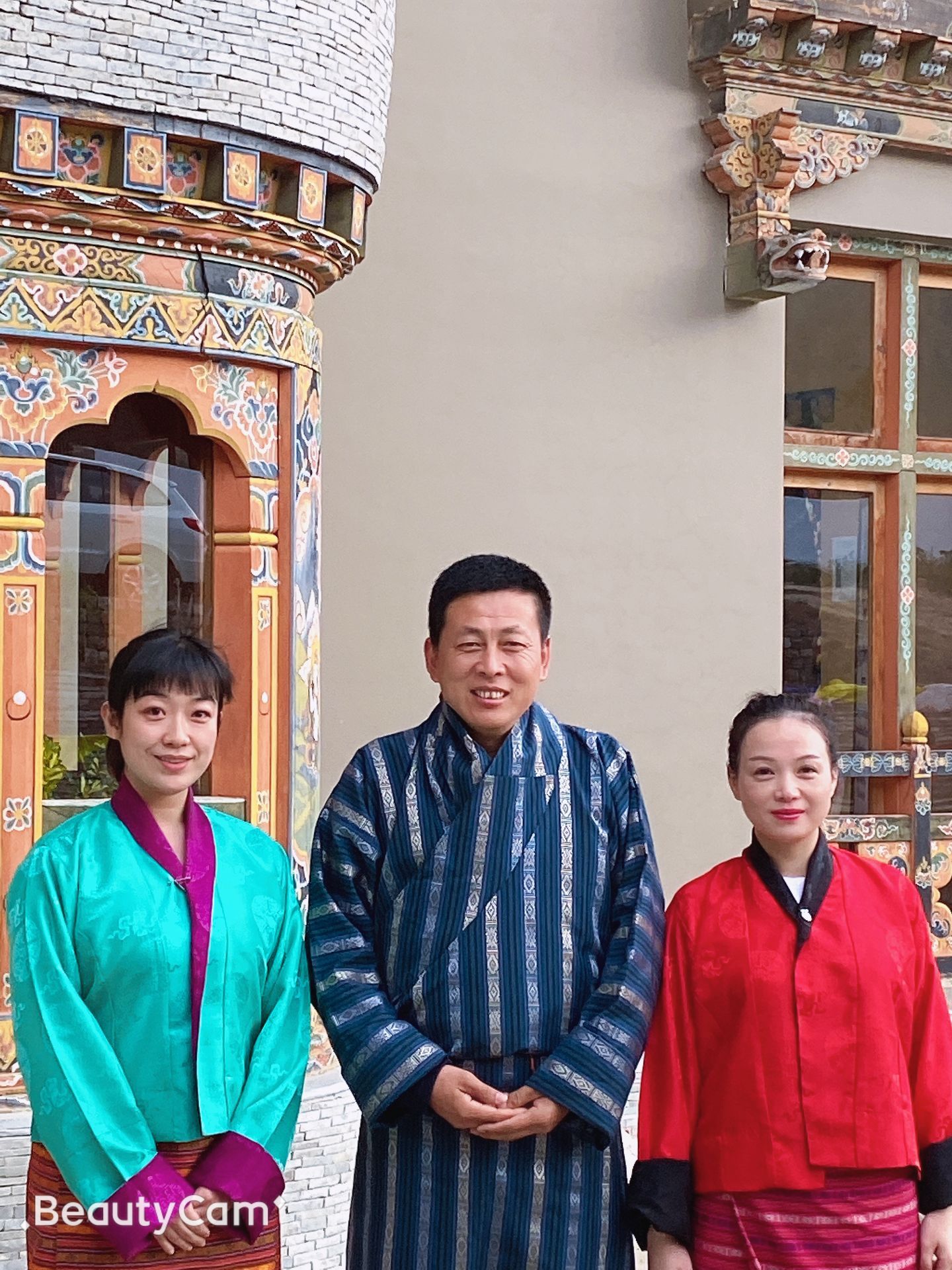 从虎穴寺回来，换上不丹国的衣服。留念