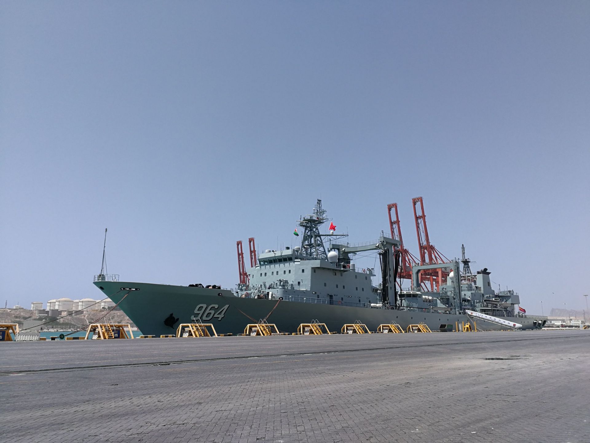 中国🇨🇳的军舰萨拉拉港靠泊补给，一种无比的亲切感，，，